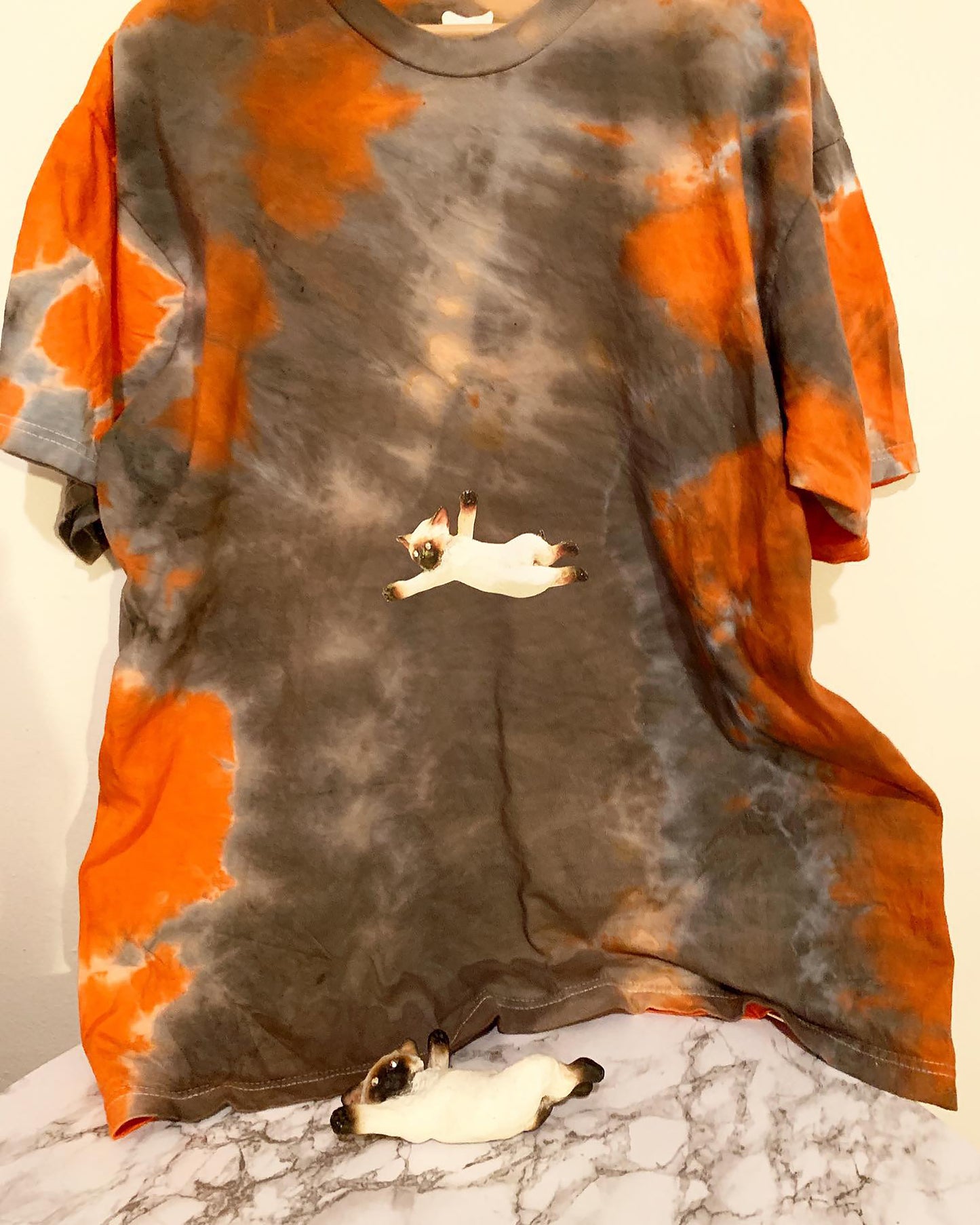 Krazy Kat Peeking shirt with matching cat figurine (one of one) - This siamese krazy kat looks like they are falling into an abyss of brown, orange and tan tie-dye.